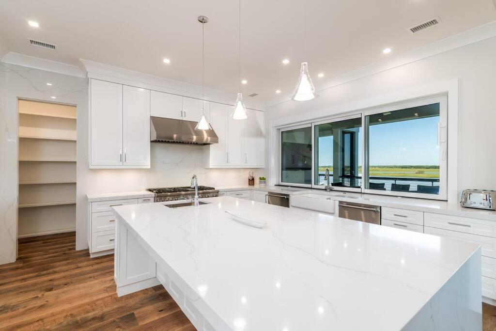 New Waterfront Home With Deep Water Dock Isle of Palms Extérieur photo