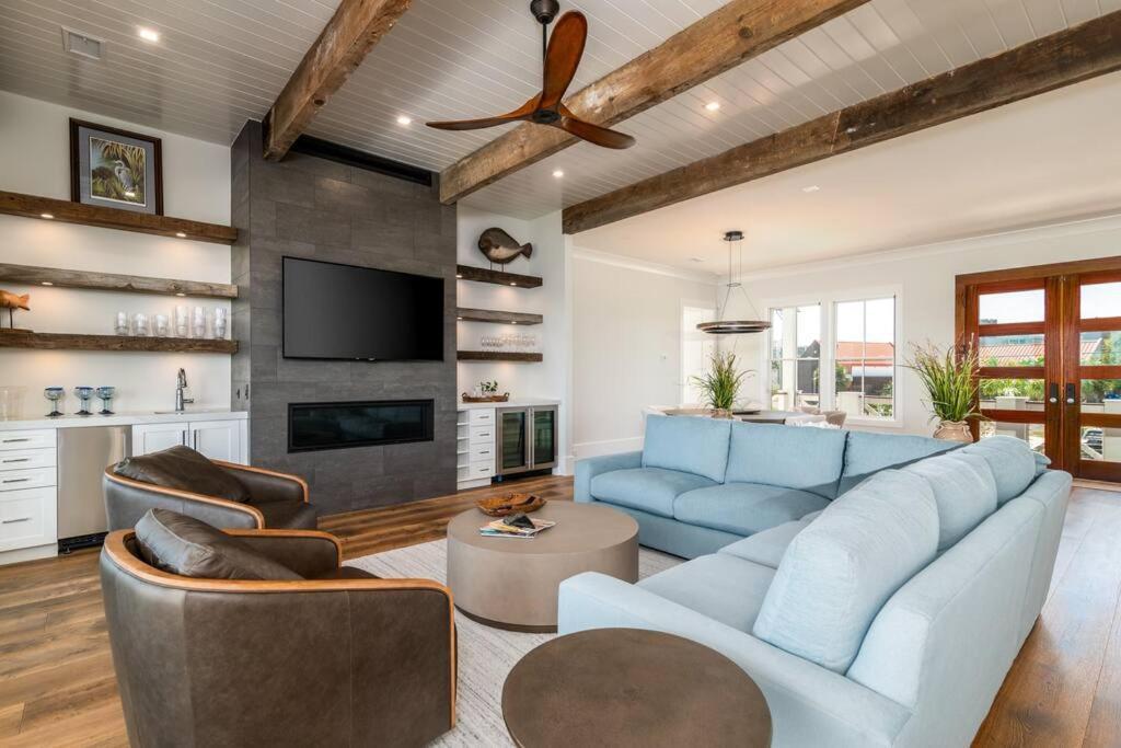 New Waterfront Home With Deep Water Dock Isle of Palms Extérieur photo
