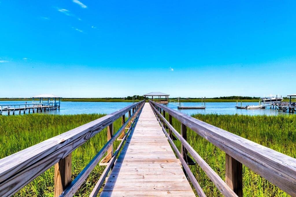 New Waterfront Home With Deep Water Dock Isle of Palms Extérieur photo