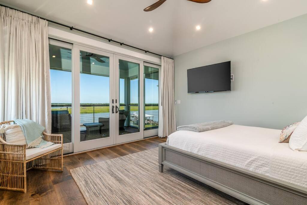 New Waterfront Home With Deep Water Dock Isle of Palms Extérieur photo