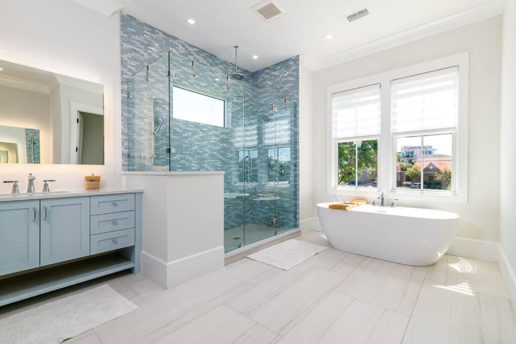 New Waterfront Home With Deep Water Dock Isle of Palms Extérieur photo